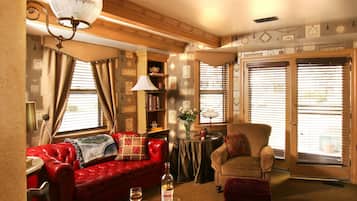 Kamer, 1 kingsize bed | Woonkamer | Flatscreentelevisie en een dvd-speler