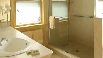 Crown Jewel | Bathroom | Shower, free toiletries, hair dryer, bathrobes
