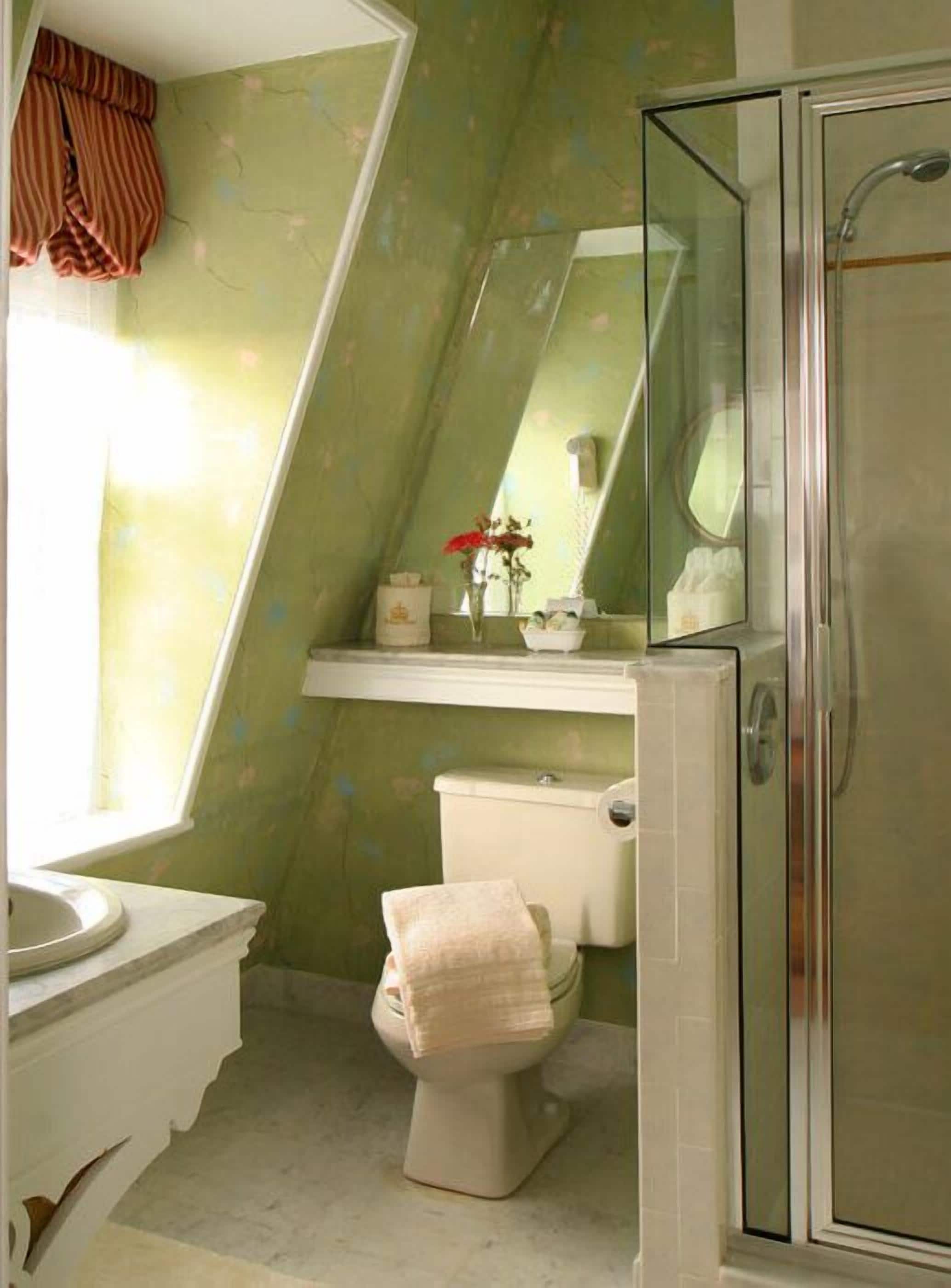 Un bagno con il water, un lavandino e una doccia.