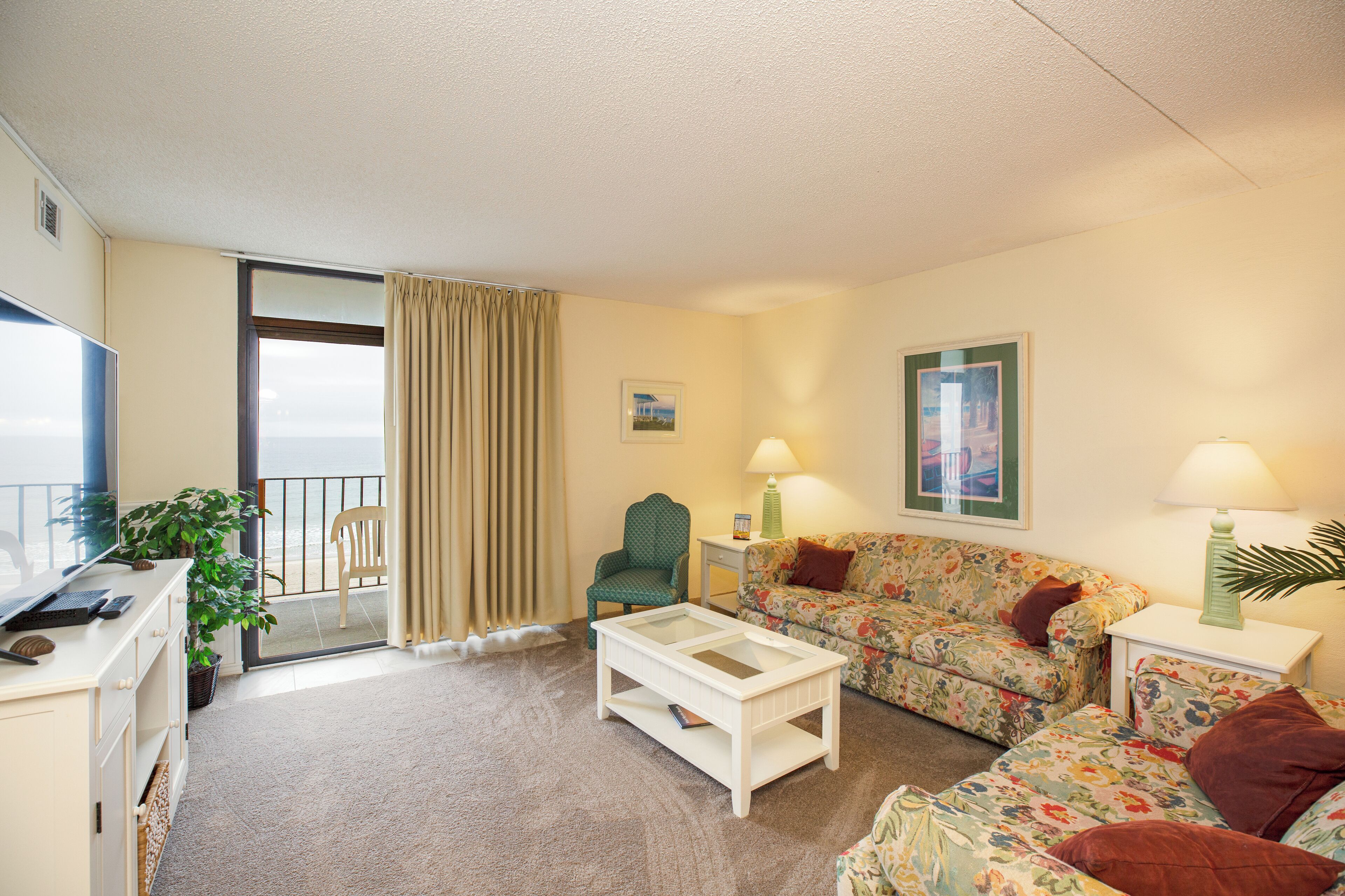 Condo, 3 phòng ngủ, quang cảnh biển | Khu phòng khách | TV màn hình phẳng 