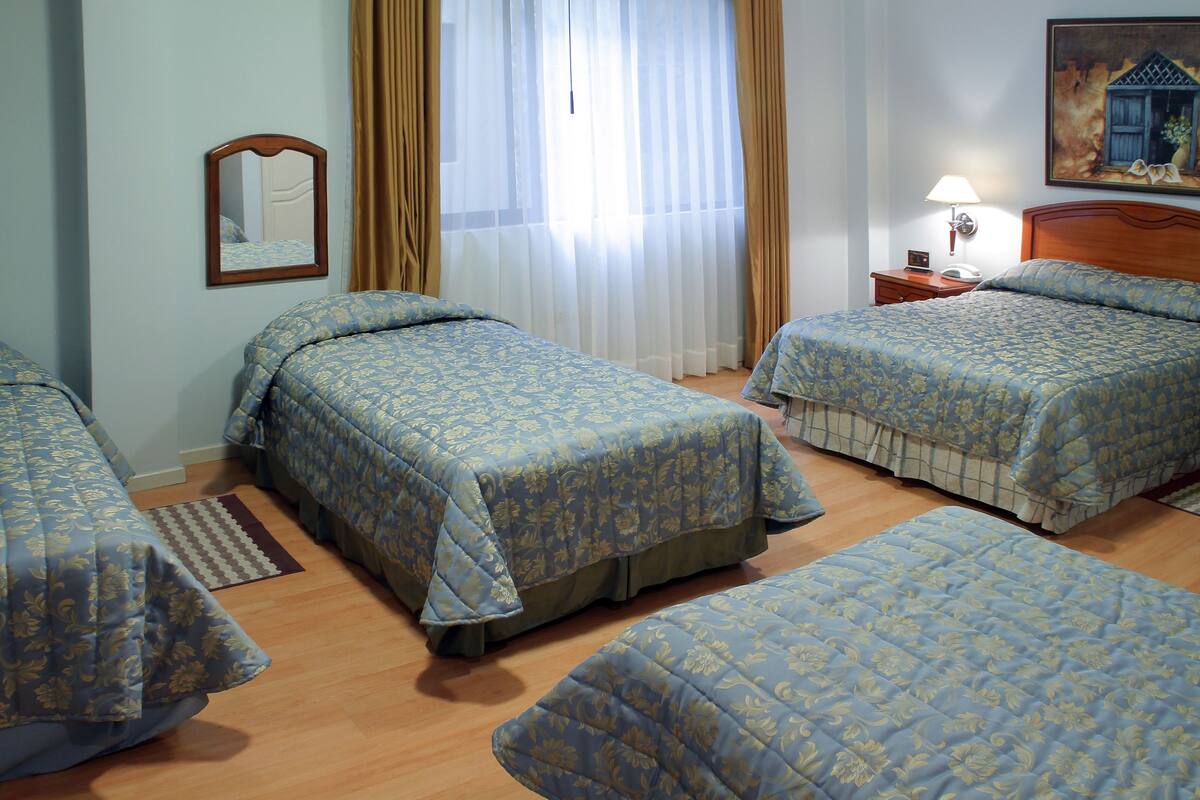 Chambre quadruple familiale, 4 chambres, accessible aux personnes à mobilité réduite | 1 chambre, literie de qualité, coffre-fort, bureau