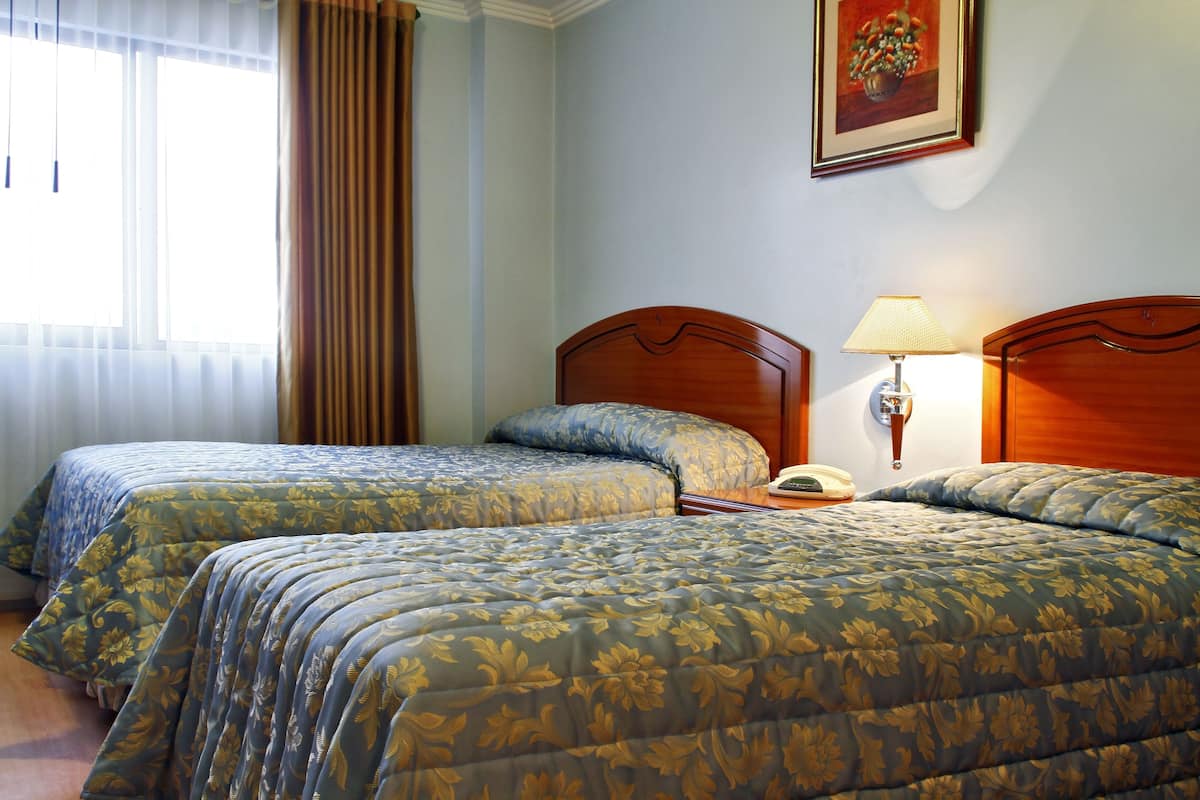 Chambre Confort avec lits jumeaux, accessible aux personnes à mobilité réduite, vue sur la ville | 1 chambre, literie de qualité, coffre-fort, bureau