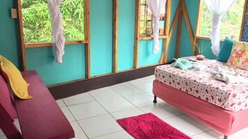 Traditional Double Room, 1 Double Bed | Bathroom | Shower, free toiletries, towels