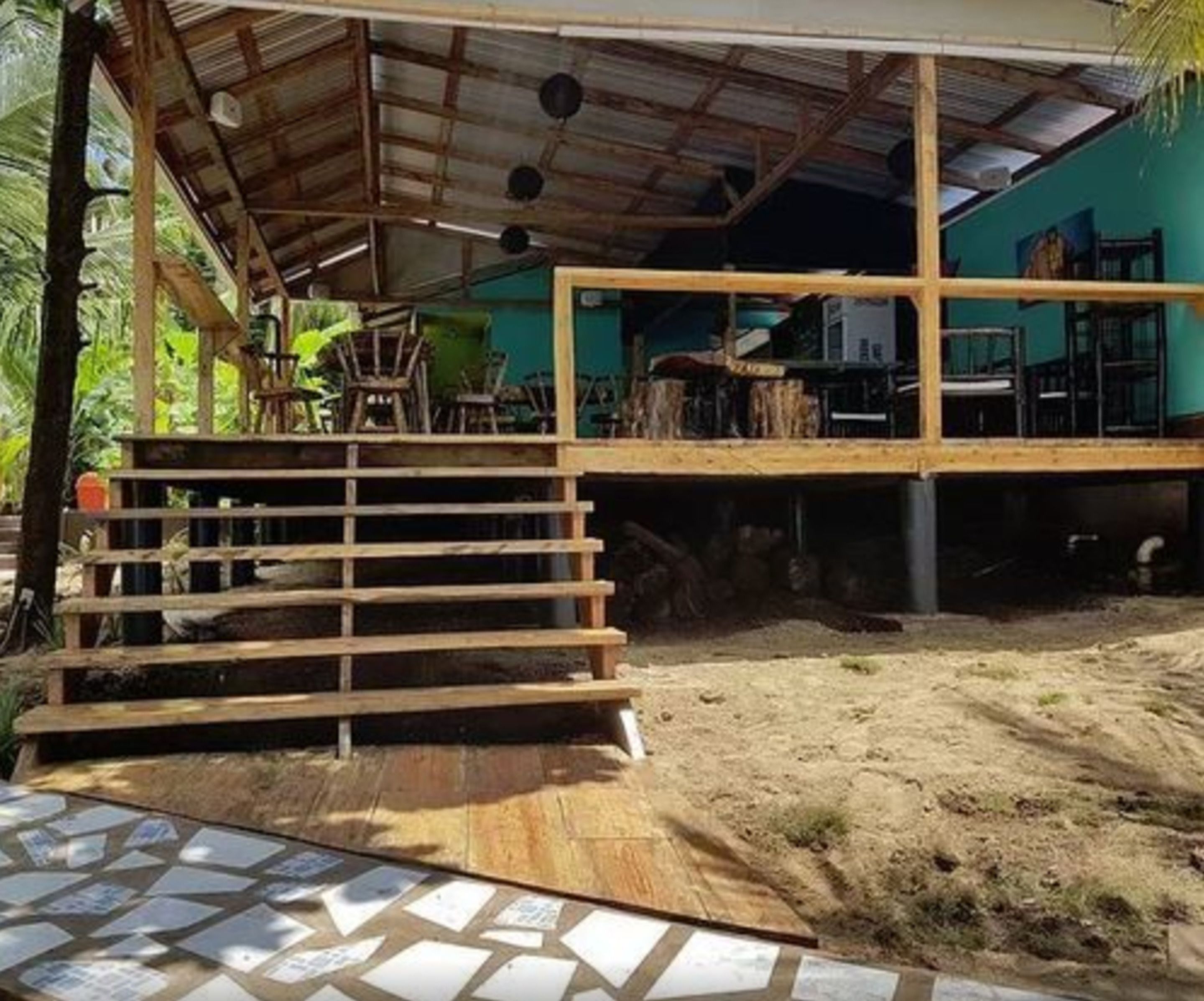 breakfast, lunch, dinner served; international cuisine