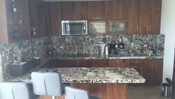 Condo, 1 habitación | Cocina privada | Refrigerador, microondas, parrilla de estufa y utensilios de cocina