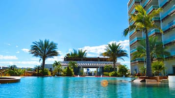 Alberca al aire libre y alberca infinita