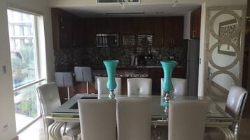 Condo, 2 quartos | Opções para refeição no quarto