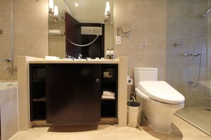 Combined shower/bathtub, rainfall showerhead, hair dryer, bathrobes - Greenland Jiulong Hotel (Shanghai)