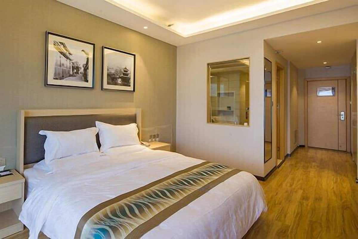 Quarto casal luxo | Escrivaninha, cortinas blackout, Wi-Fi de cortesia