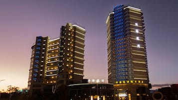 Depan hartanah - siang/malam