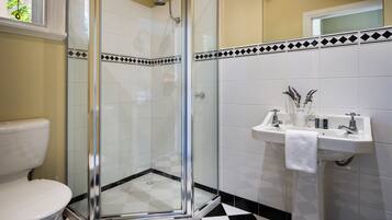 Studio | Bathroom | Shower, free toiletries, towels