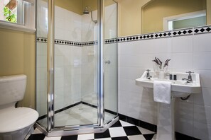 Studio | Bathroom | Shower, free toiletries, towels - Mahala 2 (Daylesford)