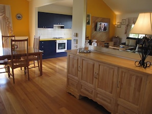 House, 2 Bedrooms | Private kitchen | Fridge, oven, stovetop, dishwasher - Marzden Cottage (Daylesford)