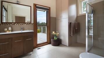 House, 3 Bedrooms | Bathroom | Shower, free toiletries, hair dryer, towels