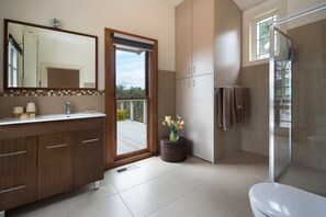 House, 3 Bedrooms | Bathroom