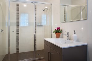 House, 3 Bedrooms | Bathroom