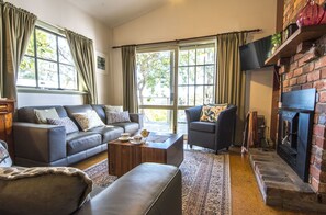 House, 3 Bedrooms | Living area