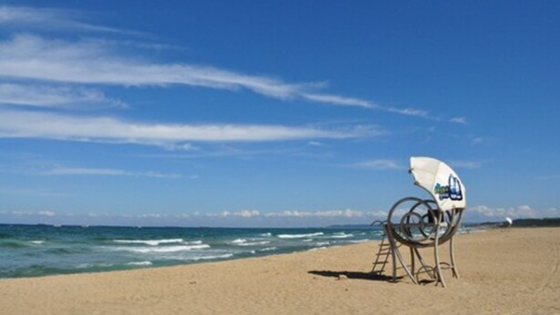 A beach with a lifeguard chair and a ladder. - Pinebeach Hotel Pohang (Pohang)
