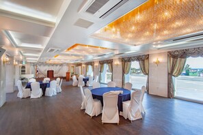 Lunch and dinner served, Chinese cuisine