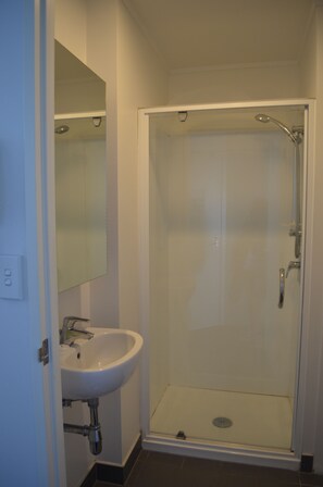 Two Bedroom Harbour Views Apartment | Bathroom