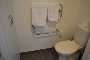 LĂ€genhet - 2 sovrum - utsikt mot hamnen | Badrum | Dusch, gratis toalettartiklar och handdukar