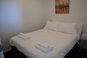 Two Bedroom Harbour Views Apartment | 2 bedrooms, desk, iron/ironing board, cots/infant beds - Two Bedroom Harbour Views Apartment (Auckland)