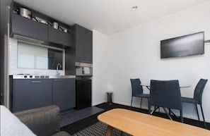 Two Bedroom Harbour Views Apartment | In-room dining