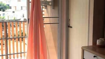 Standard Room | ๊ฐ์ค ๋ด ํธ์ ์์ค/์๋น์ค