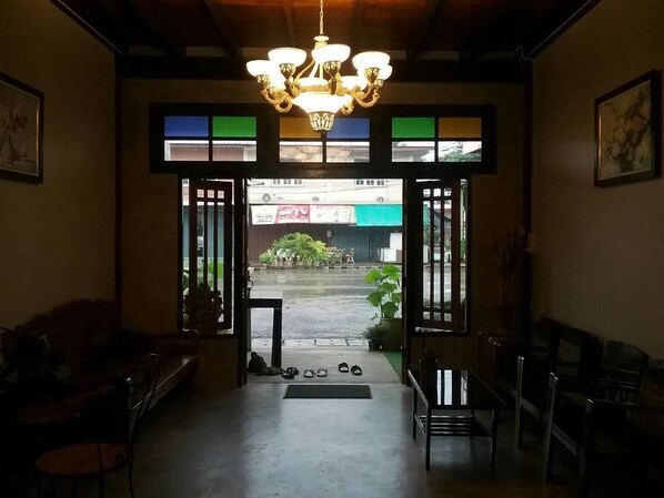 Coin salon dans le hall