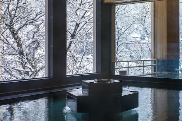 Suối nước nóng