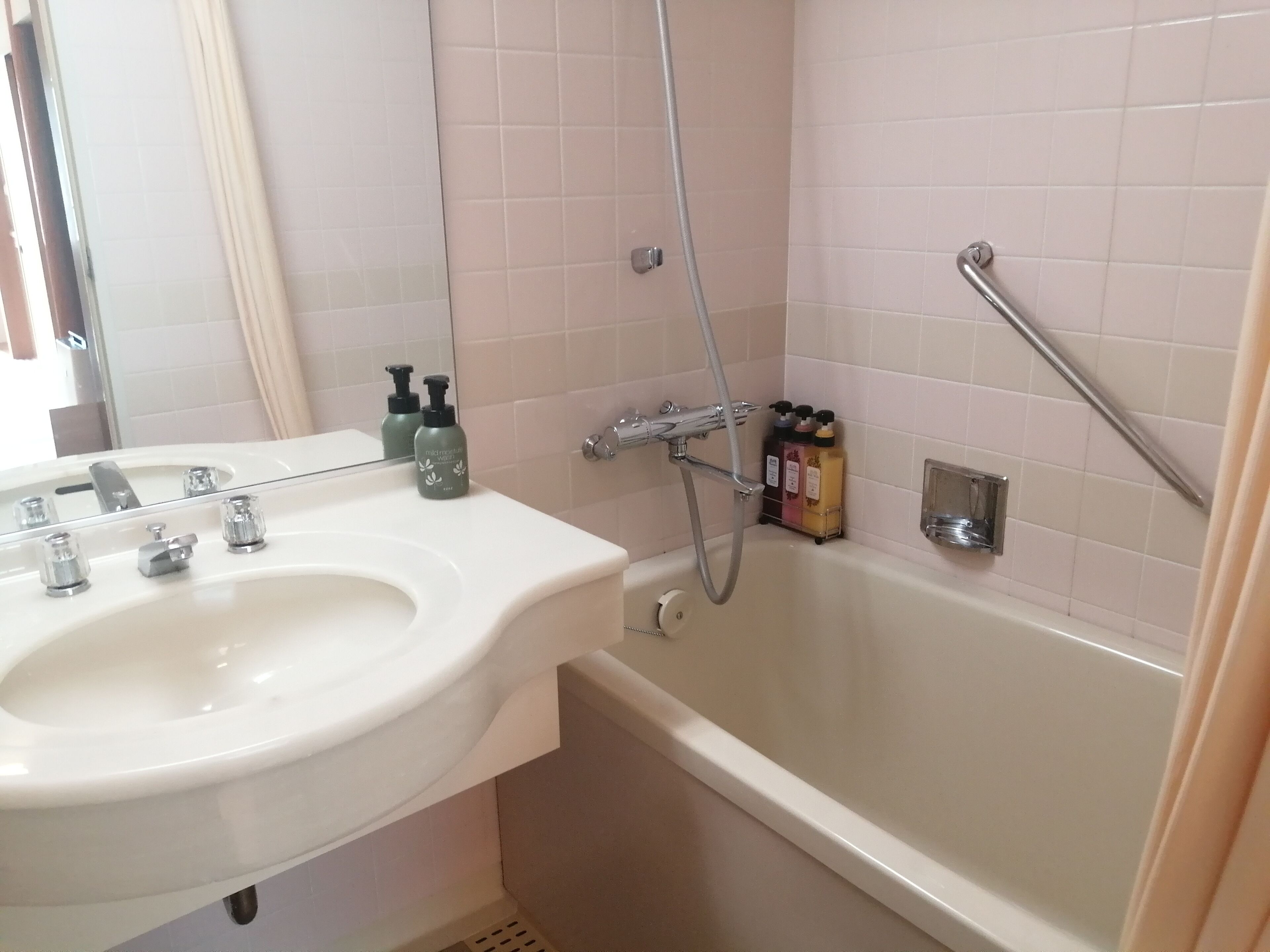 main tower standard room city side, non smoking | bathroom | combined shower/bathtub, free toiletries, hair dryer, slippers