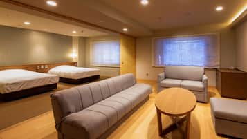 华丽客房, 无烟房 (main tower, river side, western style) | 浴室 | 淋浴/盆浴组合、免费洗浴用品、吹风机、拖鞋