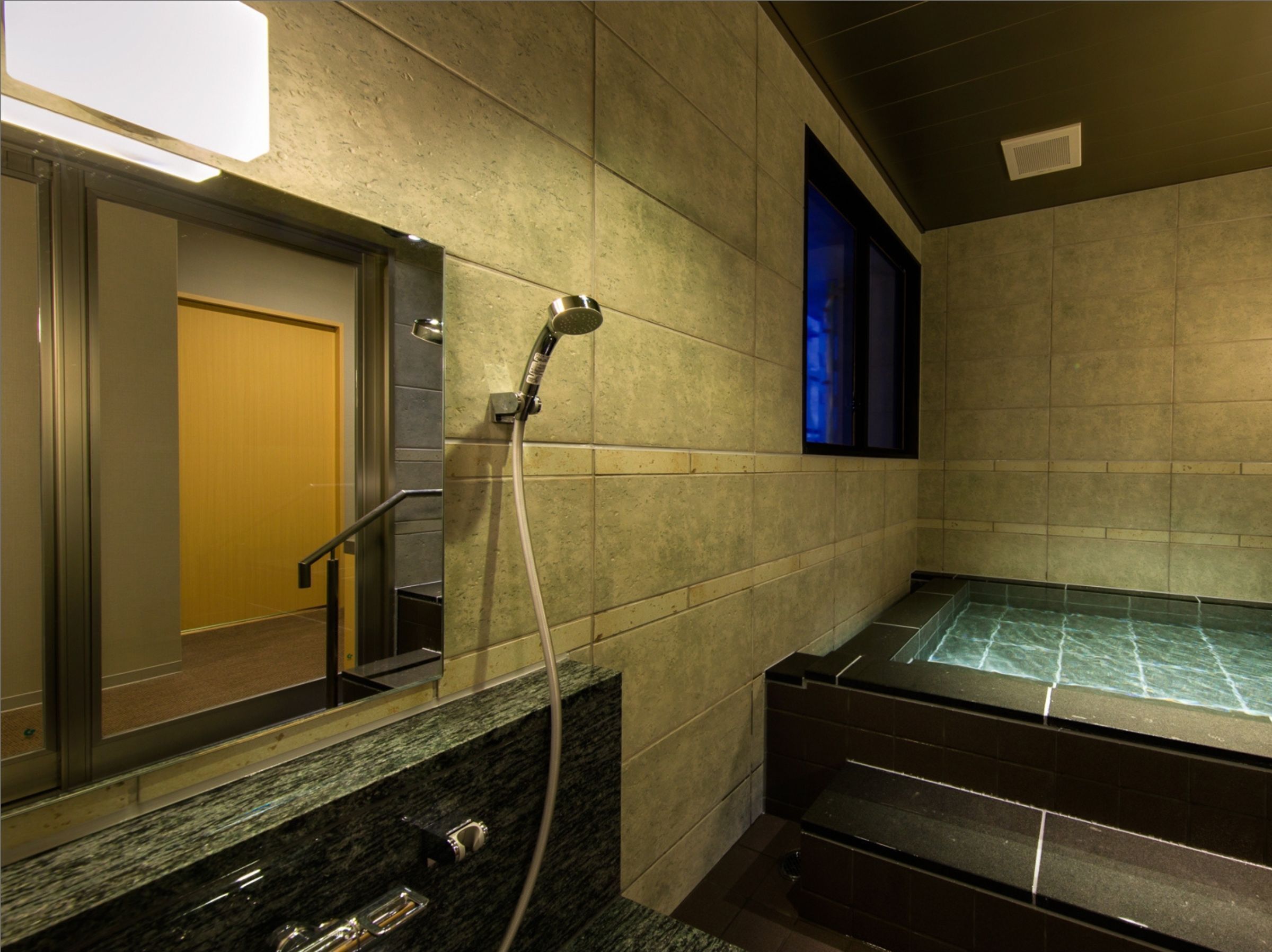 Une salle de bain moderne avec une douche, une baignoire et un miroir.