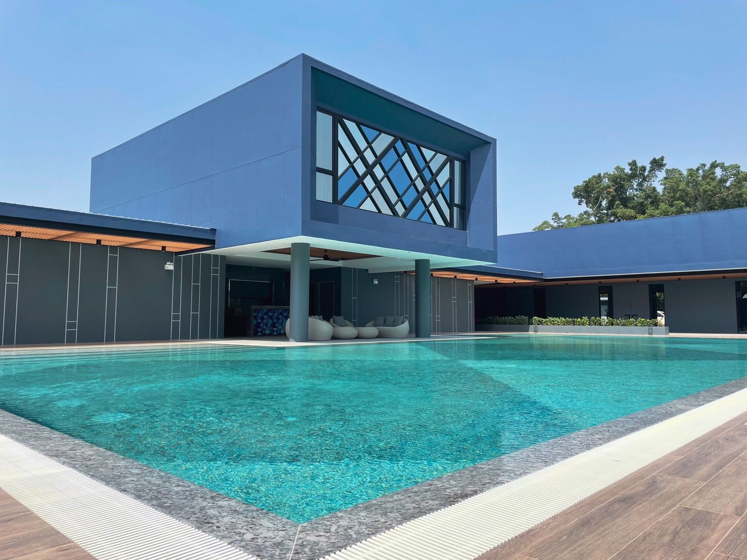 Un edificio moderno con piscina delantera.