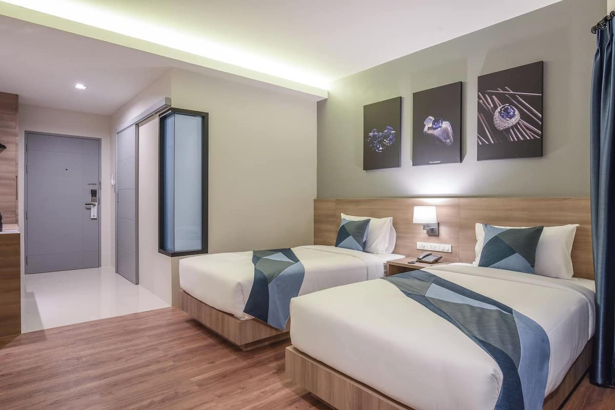 twin room | in-room safe, desk, free wifi, bed sheets