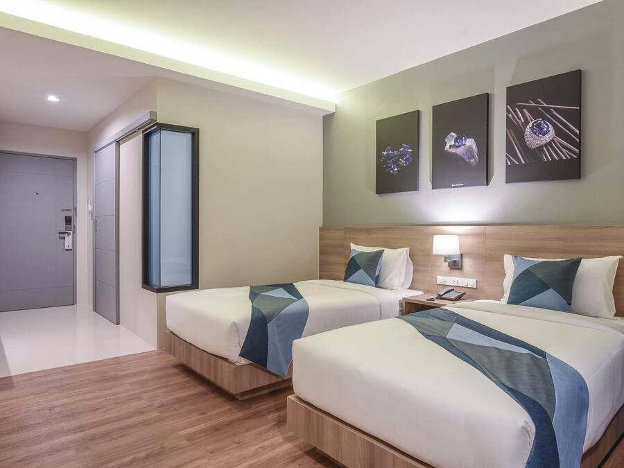 Habitación estándar con 2 camas individuales | Caja de seguridad en la habitación y escritorio
