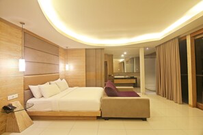 1 bedroom, in-room safe, desk, rollaway beds