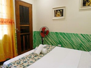 Standard Double Room, 1 Katil Ratu (Queen), Non Smoking, Courtyard View | 15 bilik tidur, peti besi dalam bilik, meja, langsir/tirai gelap terus