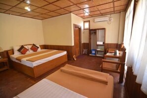Economy Triple Room | In-room safe, desk, free WiFi - Three Seasons Inn & Spa (Nyaungshwe)