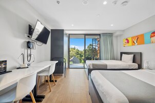 Quarto duplo luxo | Roupas de cama premium, cofres nos quartos, escrivaninha