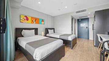 Ropa de cama de alta calidad y caja de seguridad en la habitación