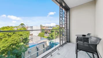 Studio Deluks, 1 Tempat Tidur Queen | Seprai premium, brankas, meja kerja, dan kedap suara