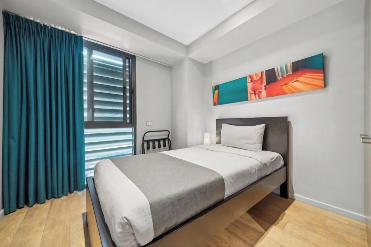 Ropa de cama de alta calidad y caja de seguridad en la habitación 
