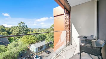 Deluxe Twin Studio with balcony | Terrace/patio
