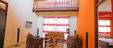 Standaard kamer, 1 twee- of 2 eenpersoonsbedden, 1 slaapkamer | Woonruimte | Flatscreentelevisie