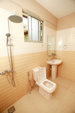 A bathroom with a toilet, sink, and shower. - APL Apartments (Peliyagoda)