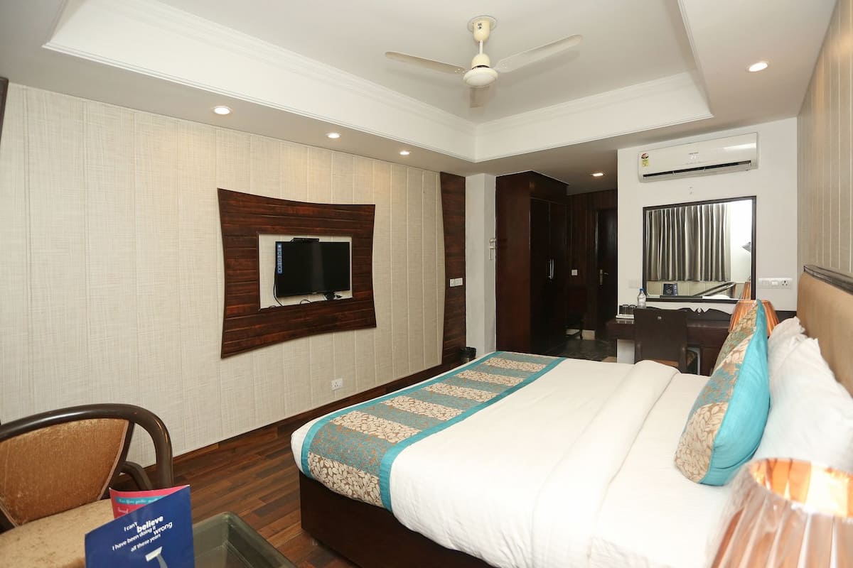 Phòng Deluxe, 1 phòng ngủ, không hút thuốc, quang cảnh thành phố | Minibar, két bảo mật tại phòng, bàn, bàn ủi/dụng cụ ủi quần áo