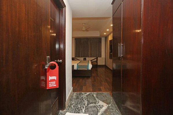 Deluxe Room, 1 Bedroom, Non Smoking | Minibar, in-room safe, desk, iron/ironing board