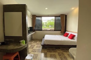 Escrivaninha, quartos à prova de som, Wi-Fi de cortesia, roupa de cama