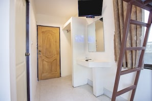 Desk, soundproofing, WiFi (free), bed sheets - Laluna River House (Chanthaburi)